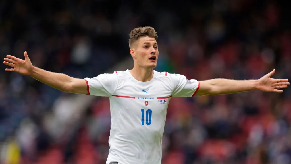 Schick apunta a ser el goleador del Grupo A